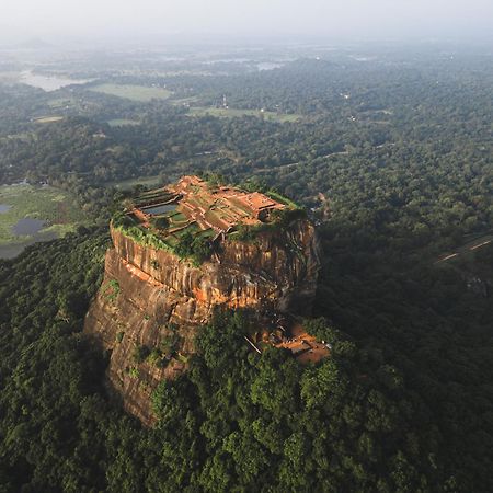 Sundaras Sigiriya Jungles Caves Resort Дамбула Екстериор снимка